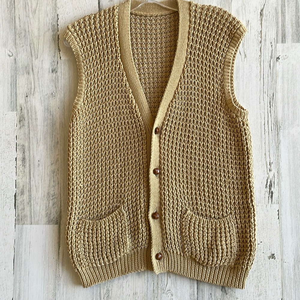 Vintage sweater vest Size M tan camel color knit 2 pockets 4 cool buttons GUC